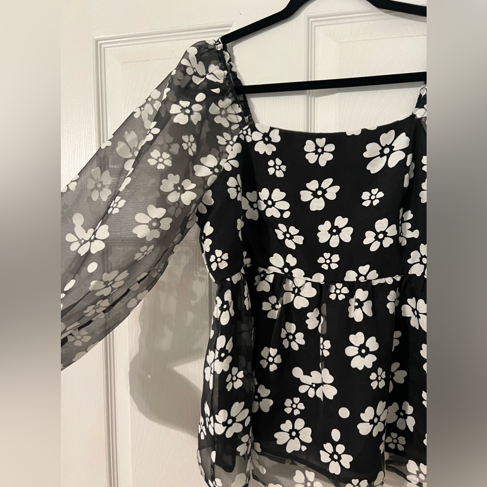 NWT- Cato Black and White Floral Blouse Sheer Sleeves Size Medium. - Picture 2 of 8